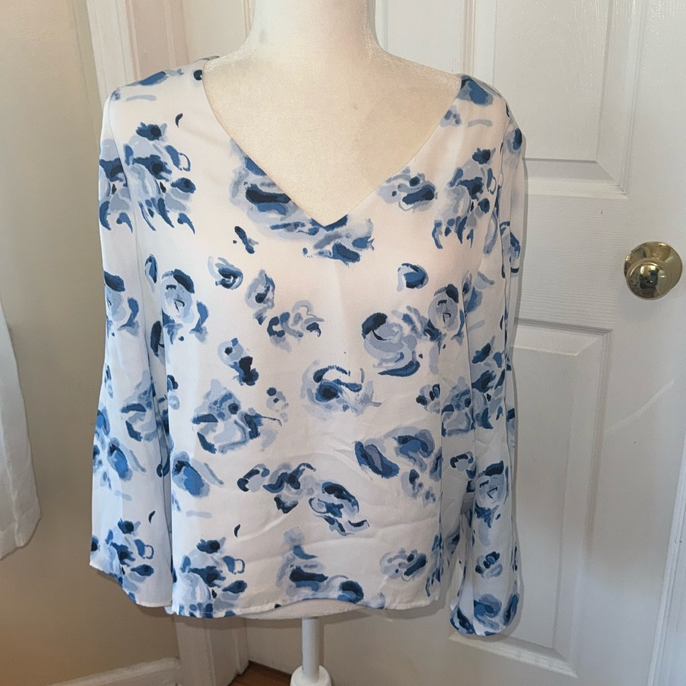 NWOT Club Monaco white and blue floral flowy top M